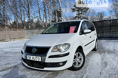 Минивэн Volkswagen Touran 2010 в Кременце