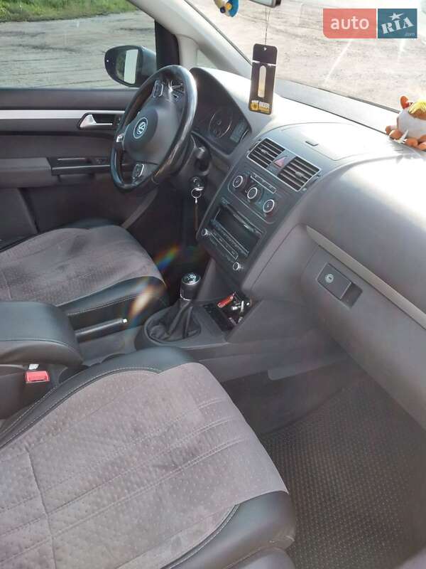 Микровэн Volkswagen Touran 2013 в Чуднове