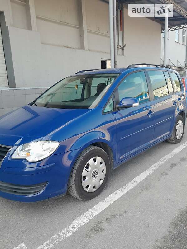 Минивэн Volkswagen Touran 2008 в Киеве