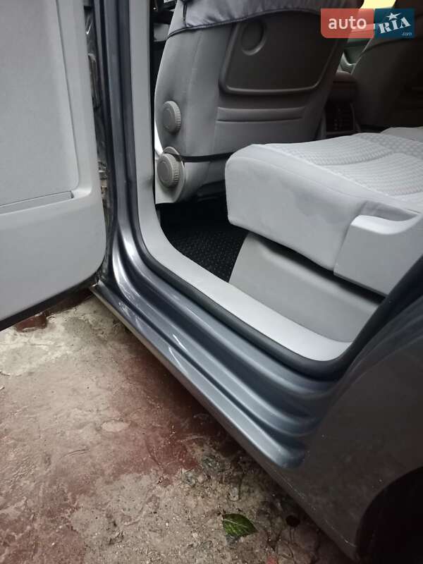 Минивэн Volkswagen Touran 2006 в Днепре