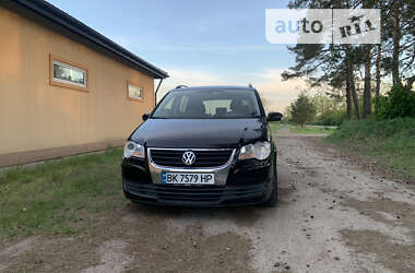 Мінівен Volkswagen Touran 2008 в Сарнах