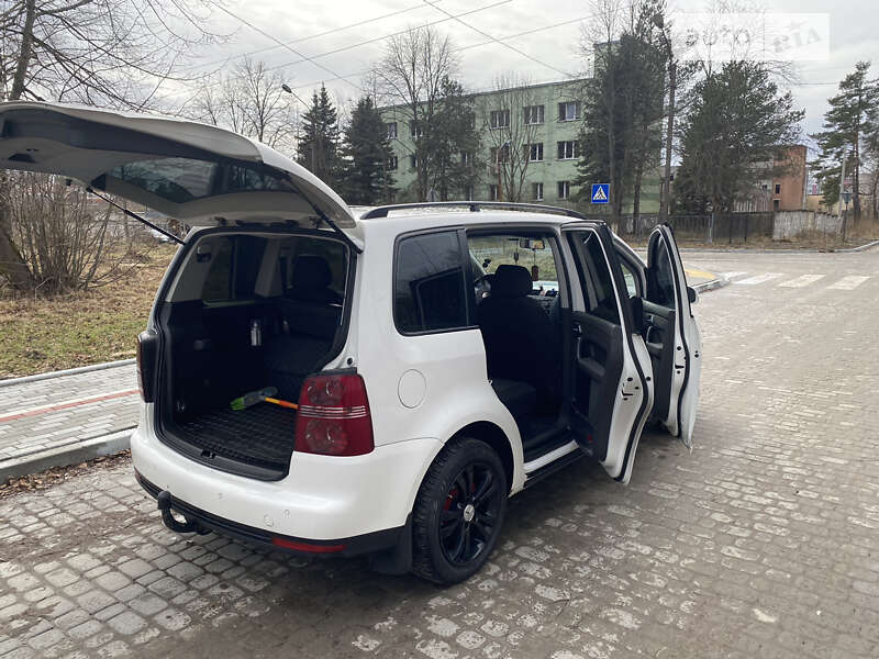 Мінівен Volkswagen Touran 2008 в Новояворівську