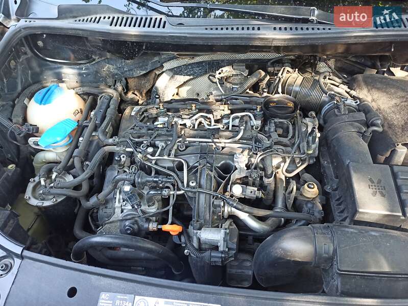 Мінівен Volkswagen Touran 2011 в Чернівцях