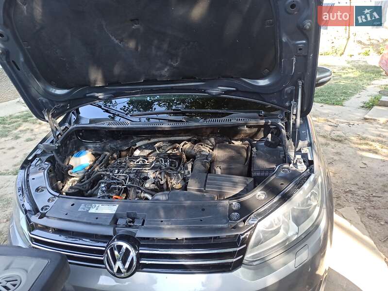 Мінівен Volkswagen Touran 2011 в Чернівцях