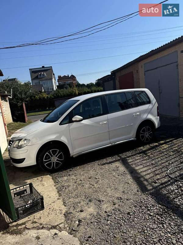 Мінівен Volkswagen Touran 2010 в Луцьку