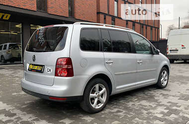 Мінівен Volkswagen Touran 2010 в Чернівцях