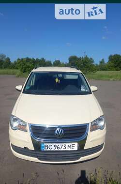 Минивэн Volkswagen Touran 2010 в Сокале