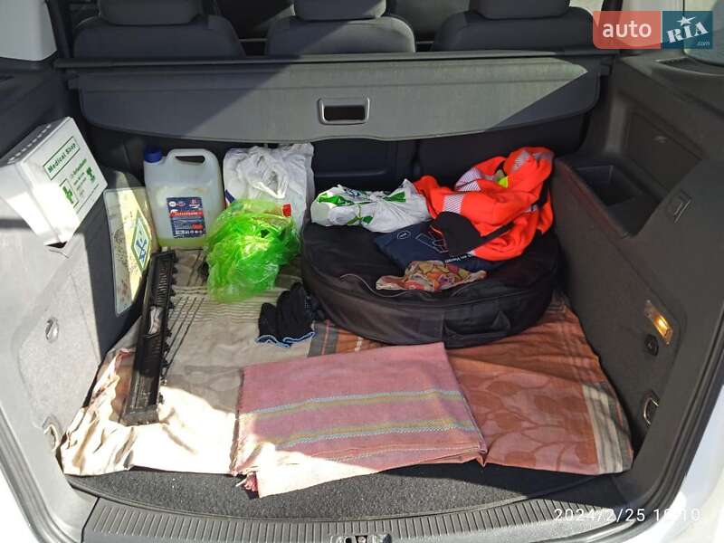 Минивэн Volkswagen Touran 2013 в Великом Березном