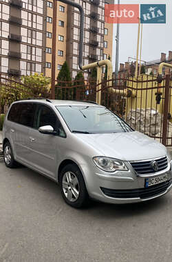 Мінівен Volkswagen Touran 2010 в Дніпрі