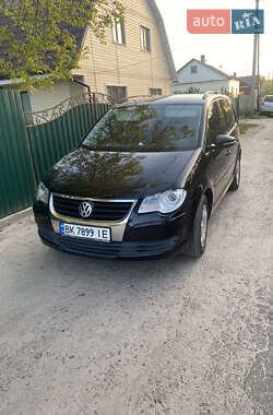 Минивэн Volkswagen Touran 2010 в Дубровице