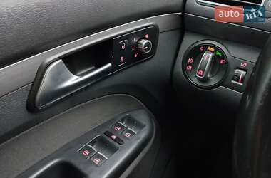Мінівен Volkswagen Touran 2012 в 