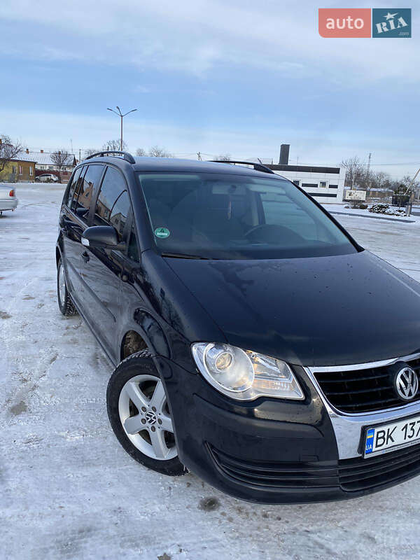 Минивэн Volkswagen Touran 2007 в Вараше