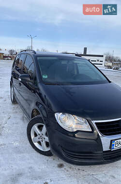 Минивэн Volkswagen Touran 2007 в Вараше