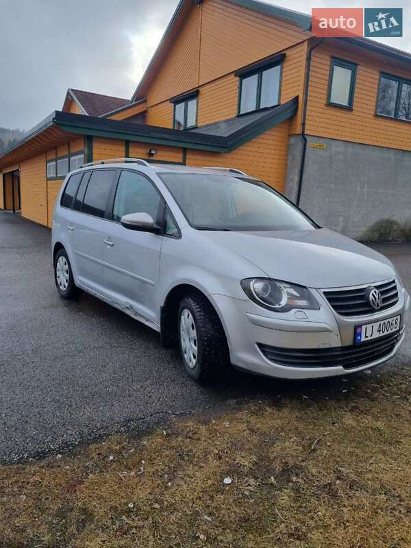 Минивэн Volkswagen Touran 2010 в Гнивани