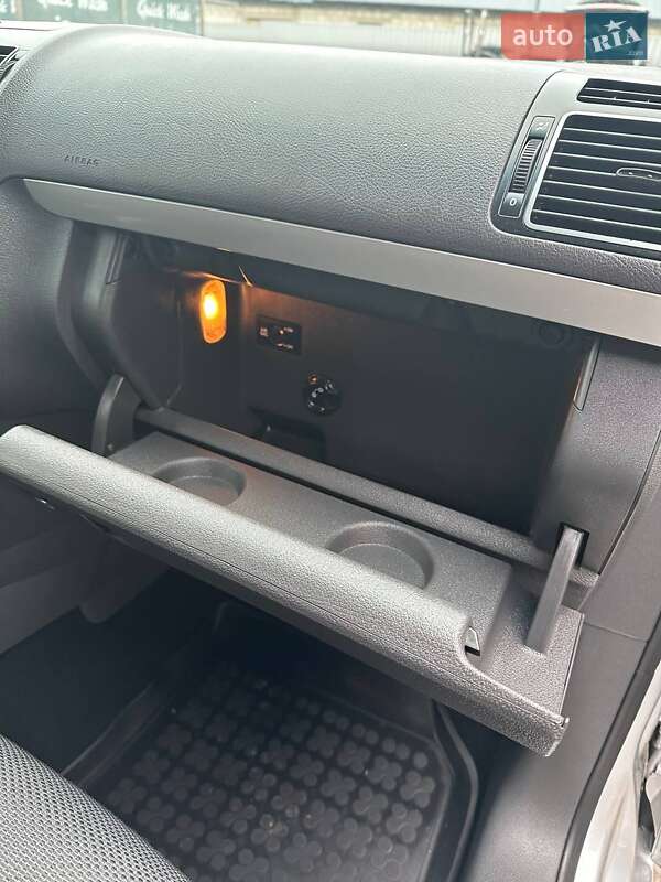 Минивэн Volkswagen Touran 2012 в Ичне