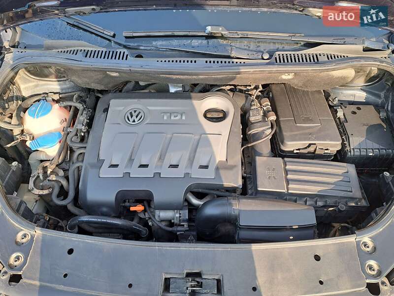 Минивэн Volkswagen Touran 2011 в Нетешине