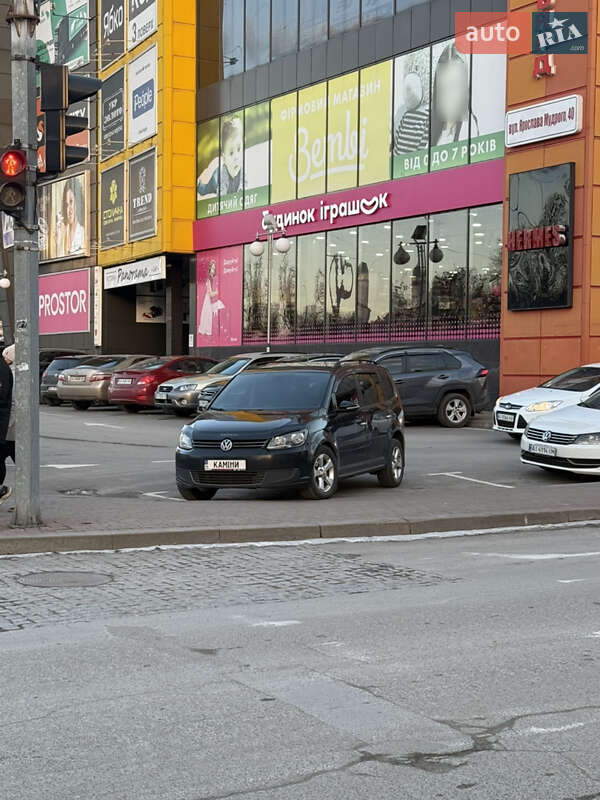 Минивэн Volkswagen Touran 2012 в 