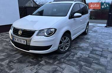 Минивэн Volkswagen Touran 2010 в Дубно