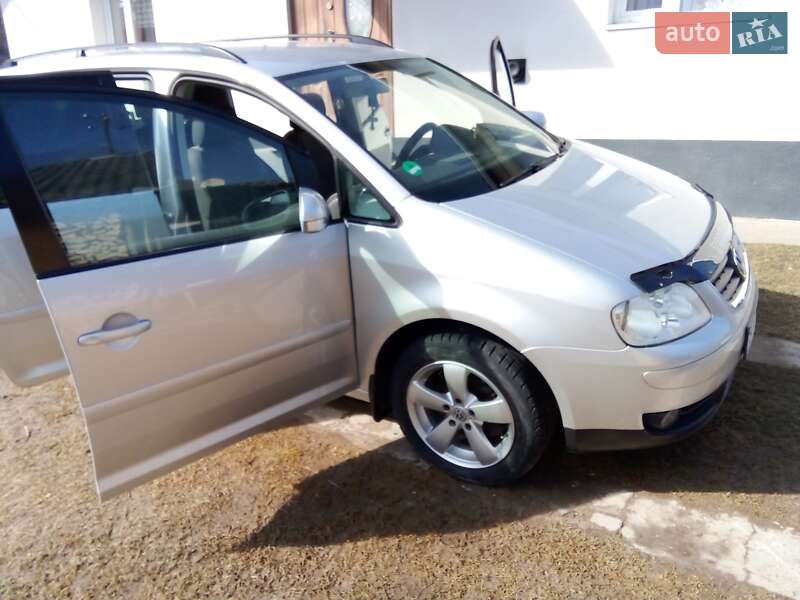 Минивэн Volkswagen Touran 2003 в Монастыриске