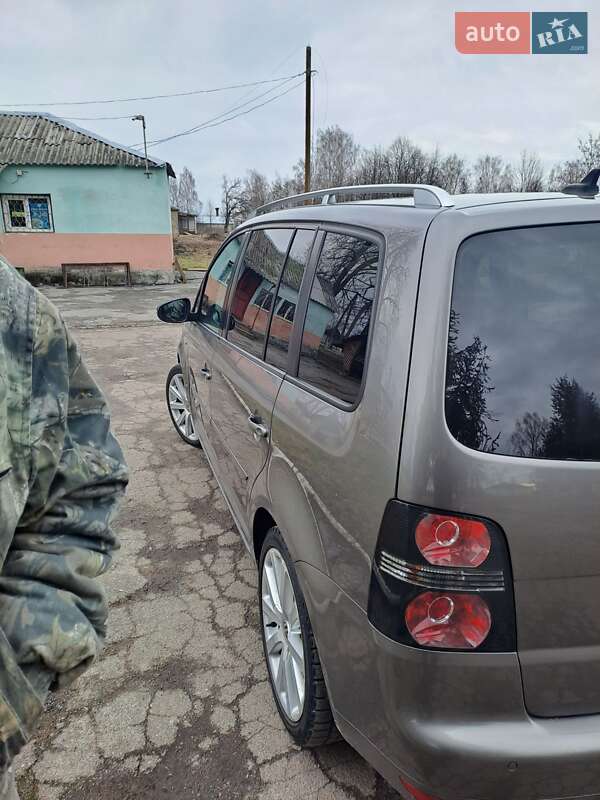 Минивэн Volkswagen Touran 2010 в Звягеле