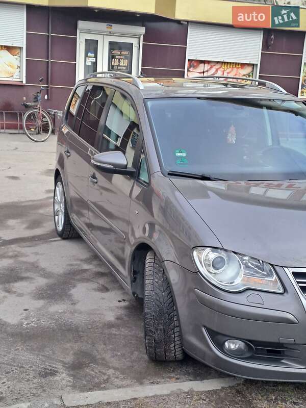 Минивэн Volkswagen Touran 2010 в Звягеле