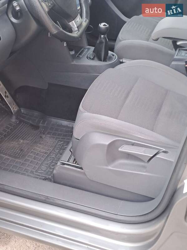 Минивэн Volkswagen Touran 2010 в Звягеле