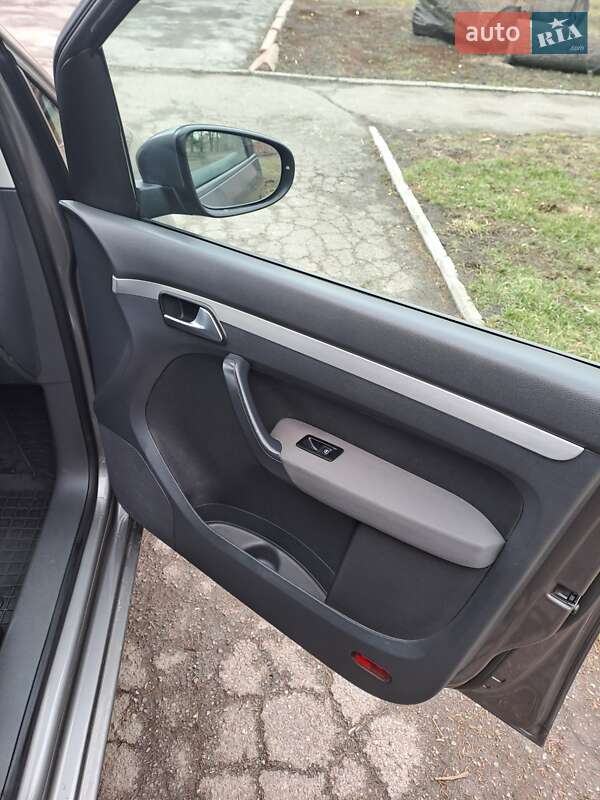 Минивэн Volkswagen Touran 2010 в Звягеле