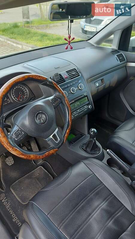 Мінівен Volkswagen Touran 2014 в Ужгороді