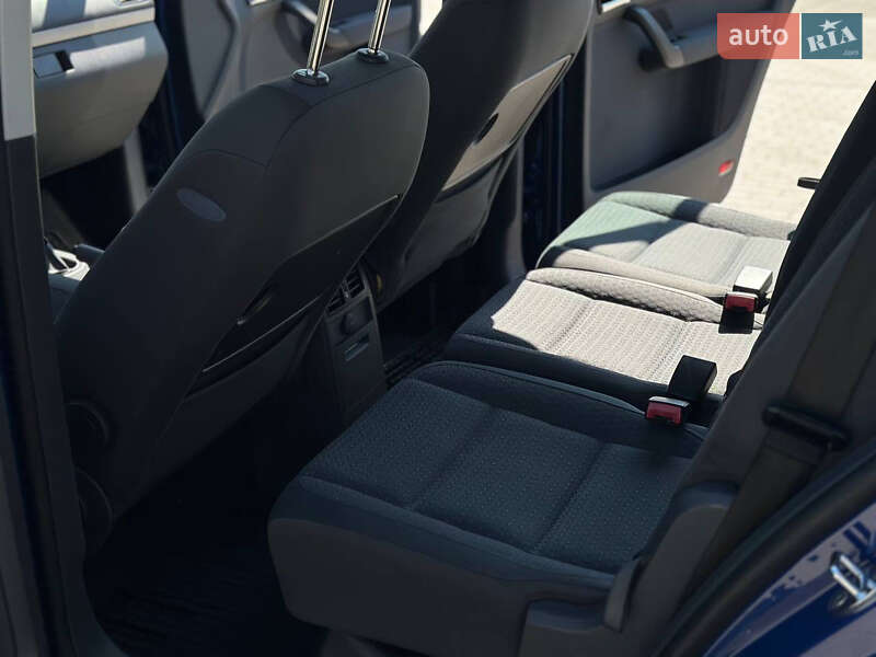 Минивэн Volkswagen Touran 2006 в Днепре