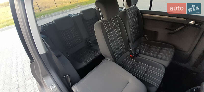 Минивэн Volkswagen Touran 2011 в Хотине