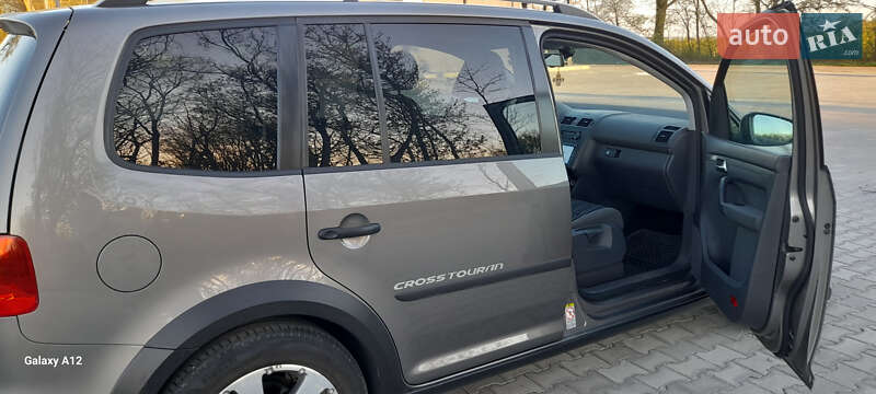 Минивэн Volkswagen Touran 2011 в Хотине