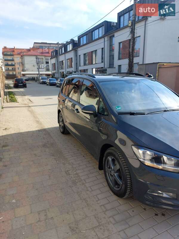 Микровэн Volkswagen Touran 2017 в Ужгороде