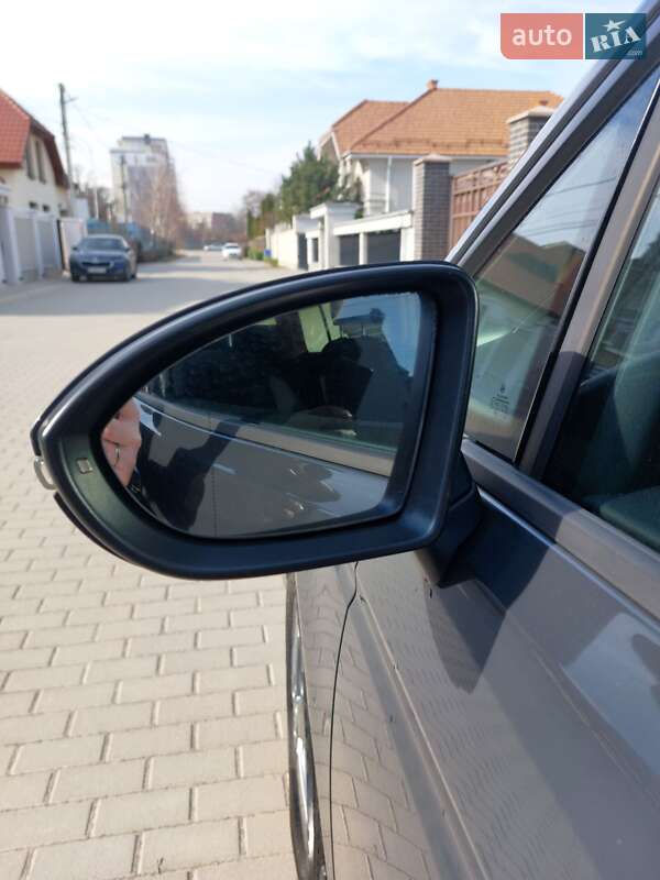 Микровэн Volkswagen Touran 2017 в Ужгороде