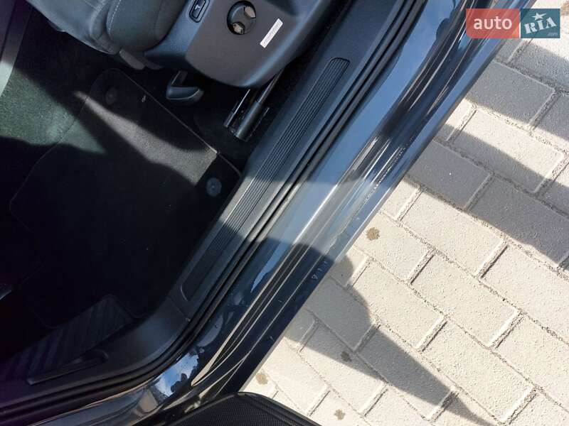 Микровэн Volkswagen Touran 2017 в Ужгороде