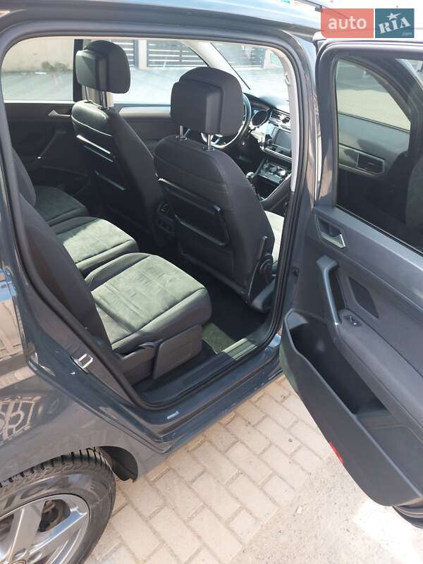 Микровэн Volkswagen Touran 2017 в Ужгороде