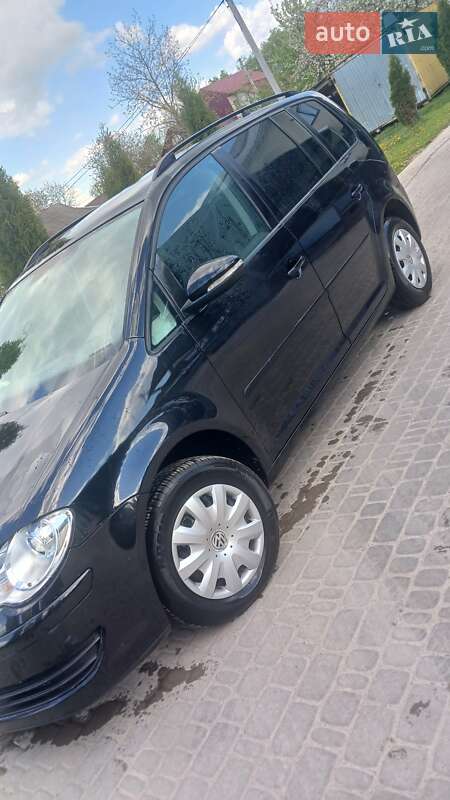 Минивэн Volkswagen Touran 2010 в Бучаче