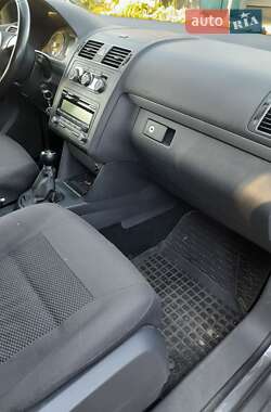 Минивэн Volkswagen Touran 2011 в 