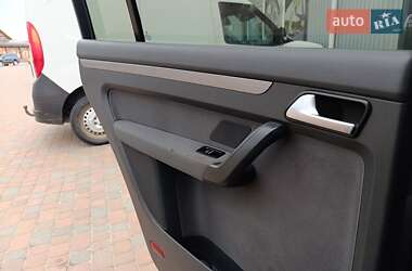 Мінівен Volkswagen Touran 2011 в 