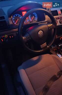 Мінівен Volkswagen Touran 2010 в 