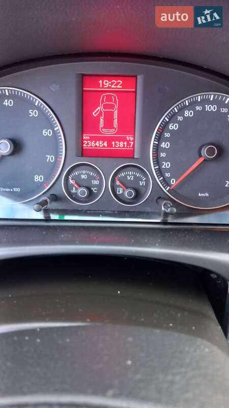 Минивэн Volkswagen Touran 2010 в Ахтырке