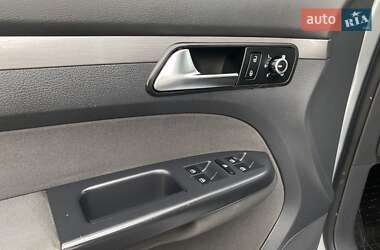 Мінівен Volkswagen Touran 2013 в 