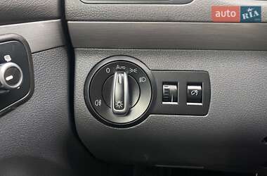 Мінівен Volkswagen Touran 2013 в 