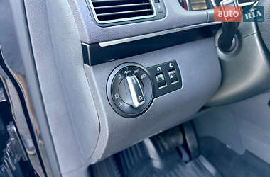 Мінівен Volkswagen Touran 2012 в 