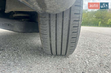 Мінівен Volkswagen Touran 2014 в 