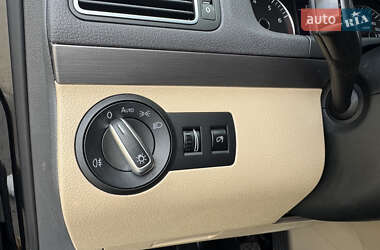 Мінівен Volkswagen Touran 2011 в 