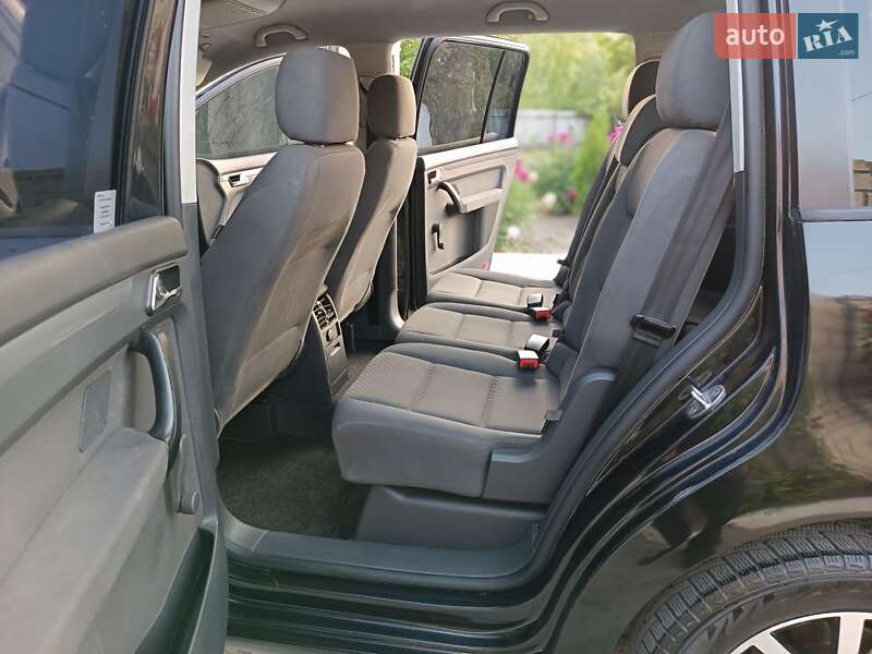 Минивэн Volkswagen Touran 2006 в Днепре