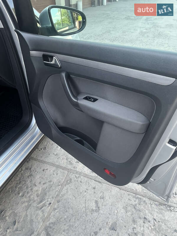 Мінівен Volkswagen Touran 2011 в Калуші