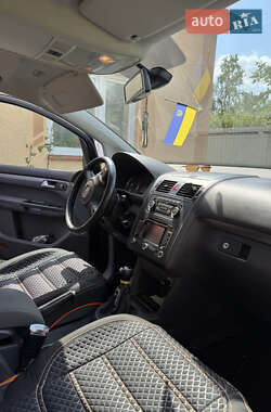 Мінівен Volkswagen Touran 2011 в 