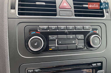 Мінівен Volkswagen Touran 2011 в 