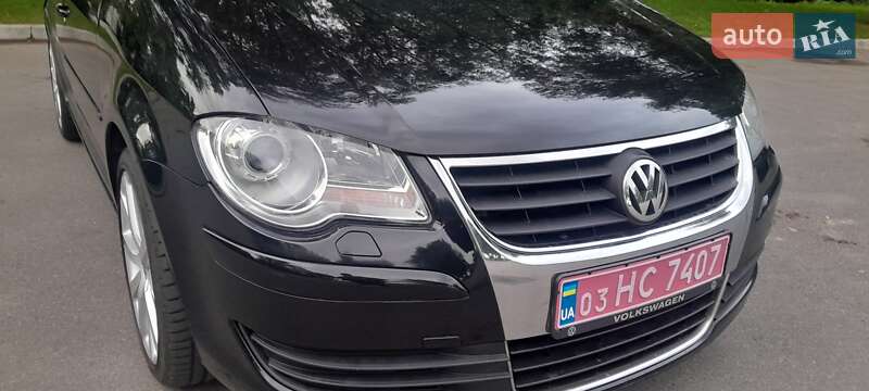 Мінівен Volkswagen Touran 2009 в Києві